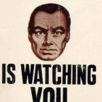 Immagine del Grande Fratello come emblema della delega del pensiero e del giudizio nella logica delle notizie